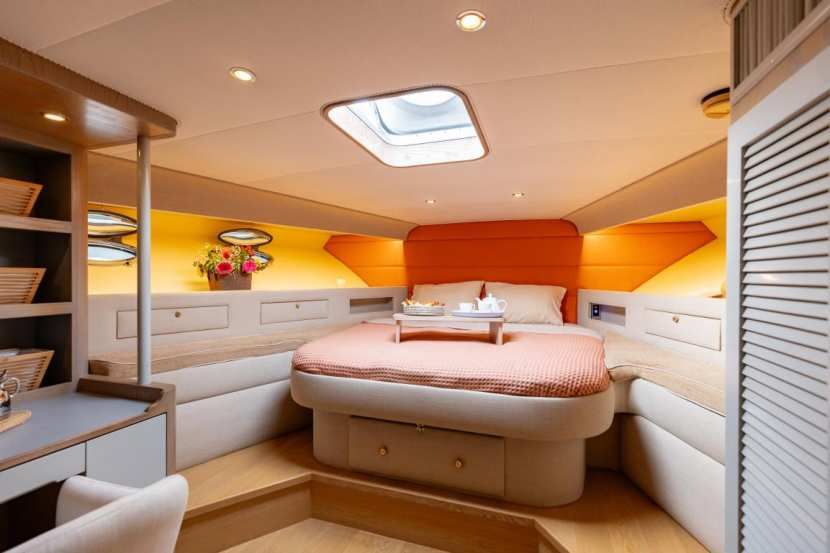 Motoryacht accommodation, yacht double cabin private yacht rental