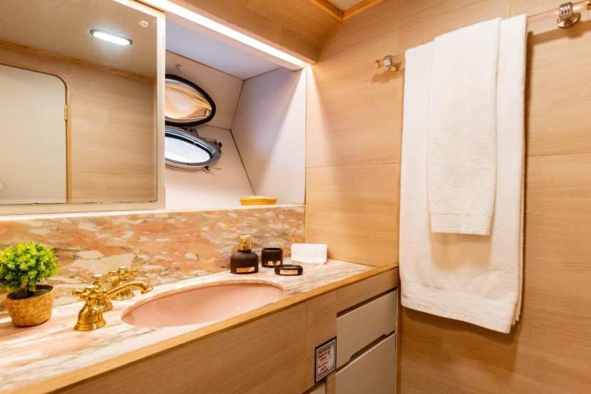 yacht bathroom, Athens yacht, private yacht rental Athens